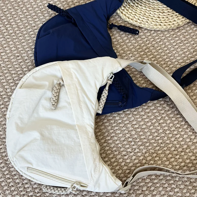 Torba crossbody z nylonu z wła – Half Moon Crescent recenzja i cena